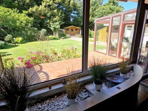 und tollem Blick in den Garten - 