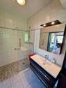 modernes Bad mit Dusche - 