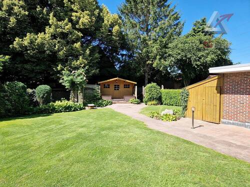 mit Gartenhaus - 