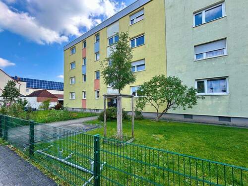 Ansicht von der Straße - 3 Zimmer Etagenwohnung zum Kaufen in Uttenreuth