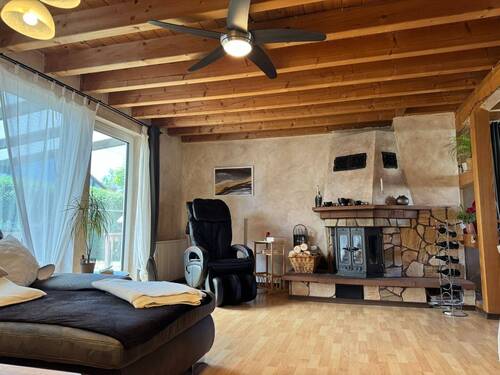 Wohnbereich mit Kamin und Sichtbalken - 
