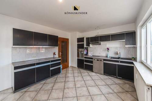 Küche - Sofortiger Einzug möglich! Große 6-Zimmer-Wohnung mit Gartenanteil & Garage in ruhiger Lage!