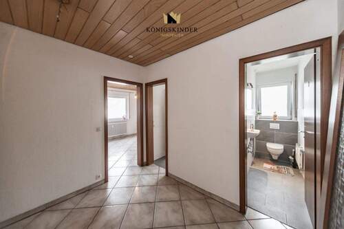 Flur mit separatem WC - 