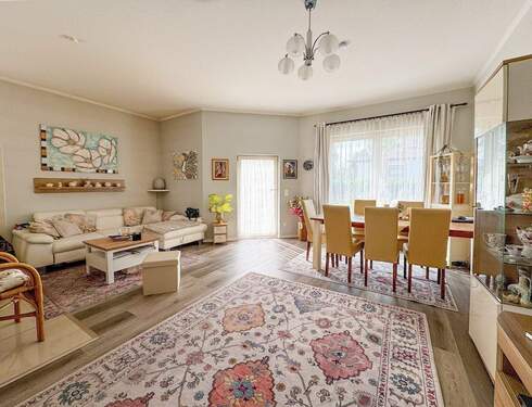 Wohn-Esszimmer - Wohnung mit eigenem Garten: Modern, Südausrichtung, Fußbodenheizung