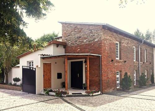 Frontseite und Zufahrt - Unikat - Einfamilienhaus mit Historie trifft Moderne