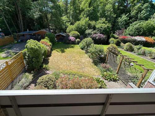 Blick in den Garten vom Balkon - 4 Zimmer Doppelhaushälfte zum Kaufen in Schloß Holte-Stukenbrock