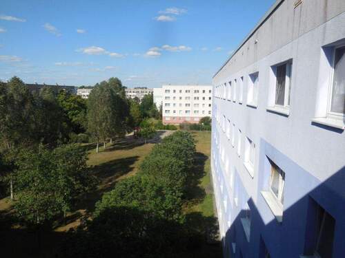 Ausblick aus Kinderzimmer - 4 Zimmer suchen Familie - 409,00&nbsp;EUR Kaltmiete, ca.&nbsp; 64,80&nbsp;m&sup2;&nbsp;Wohnfl&auml;che