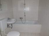 Bad mit Wanne - 4 Zimmer Etagenwohnung zur Miete in Dessau-Roßlau
