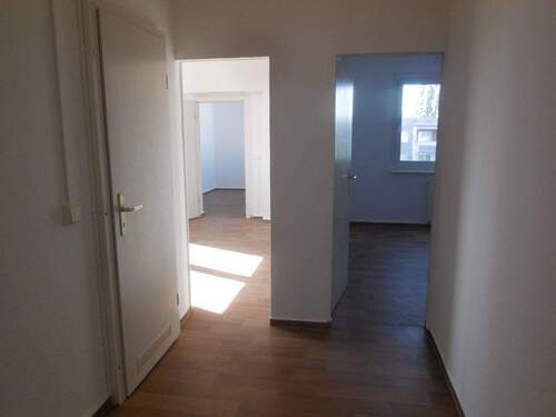 Flur - Etagenwohnung mit 64,80 m&sup2; in Dessau-Roßlau zur Miete