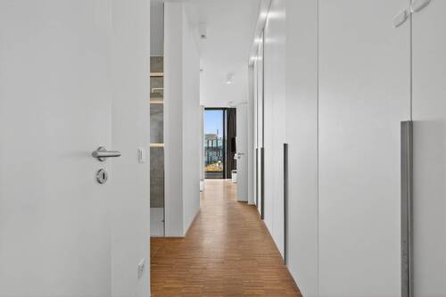 Flur - Richtung großes Schlafzimmer - 