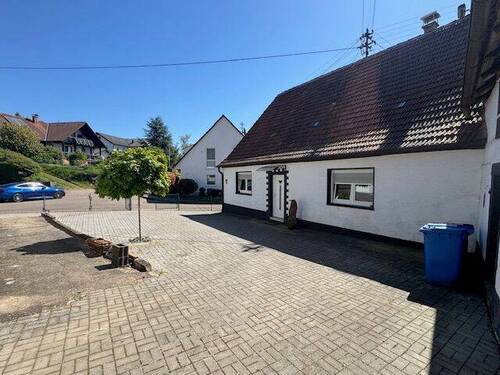 Blick vom Hof zur Straße - Bauernhaus, Landhaus mit 90,00 m&sup2; in Kollweiler zum Kaufen