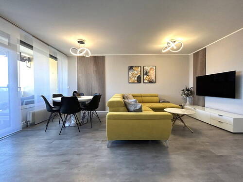 Wohnzimmer - Wohnkomfort mit Weitblick - 3-Zimmer-Wohnung - renoviert & saniert mit Wellnessbereich
