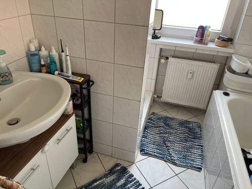 mit Badewanne und Dusche - 