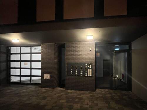 Haus-Eingang / Abend - 