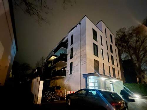 Hausfront / Abend - 