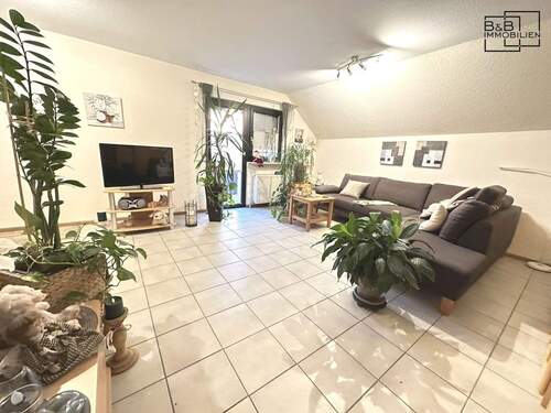 Wohnen - B & B Immobilien: Helle 2-Zimmer-Dachgeschosswohnung mit Südwestbalkon im ruhigen Zweifamilienhaus