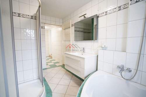 Badezimmer mit Dusche und Eckbadewanne - 