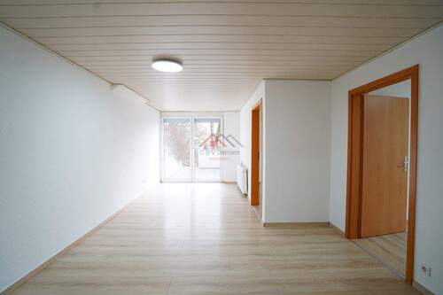 Wohnzimmer mit Blick zur Terrasse - 