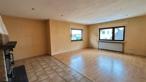 Wohnzimmer mit Kamin - Einfamilienhaus mit 149,50 m&sup2; in Wolken bei Koblenz am Rhein zum Kaufen