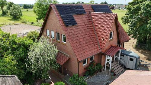 Hausansicht - *** Pferdeliebhaber aufgepasst *** Einfamilienhaus mit Pferdehaltung direkt am Haus ***