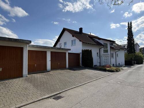Hausansicht mit Garagen - 2 Zimmer Etagenwohnung zum Kaufen in Stockach