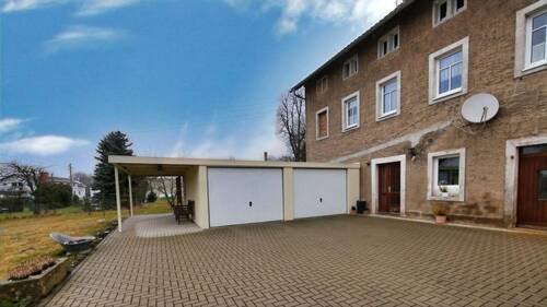 Hofansicht und Garagen - 