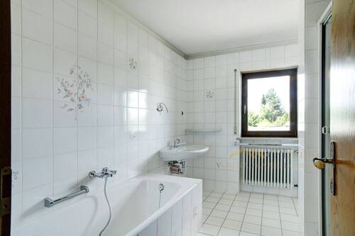 Bad mit Wanne und Dusche - 