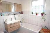 Badezimmer mit Badewanne - 