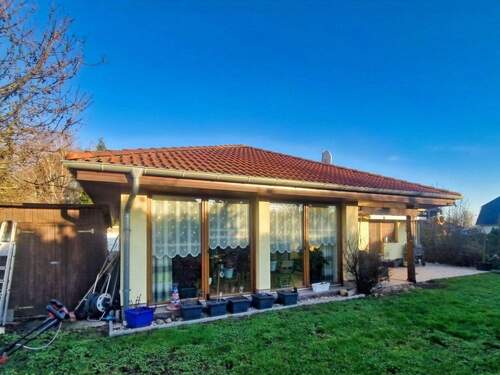 Haus Hinteransicht - 4 Zimmer Bungalow in Taucha