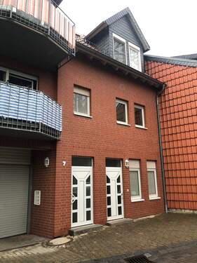 Hausansicht - Helle, gepflegte Etagenwohnung mit zwei Balkonen und PKW-Stellplatz in der Innenstadt