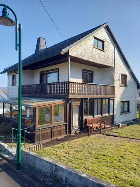 Seitenansicht mit Wintergarten - Freistehendes Ein bis Zweifamilienhaus am Waldrand im Westerwald