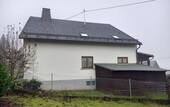 Hausrückseite mit Schuppen - 