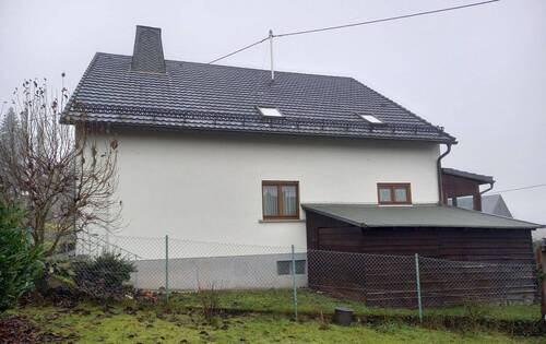Hausrückseite mit Schuppen - 