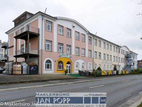 Straßenansicht von Osten - Wohnung in Zeulenroda-Triebes - 35.000,00&nbsp;EUR Kaufpreis, ca.&nbsp; 48,20&nbsp;m&sup2;&nbsp;Wohnfl&auml;che