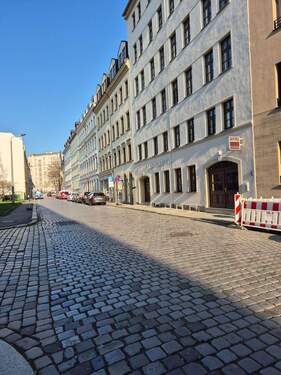 Ansicht Straße - 3 Zimmer Etagenwohnung zum Kaufen in Leipzig