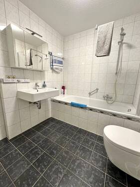 Badezimmer mit Duschwane und WC - 