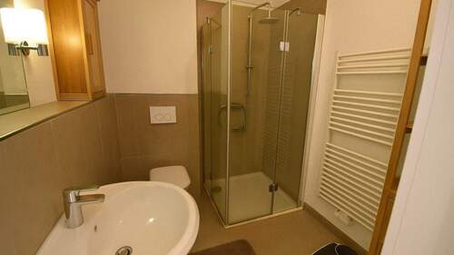 Erdgeschoss - Bad (per KI aufgeräumt) - 