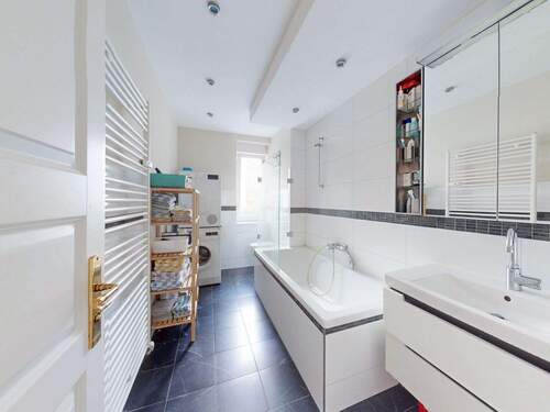 Titelbild - Modern saniert, klassisch geschnitten: 3-Zimmer-Wohnung mit Parkett