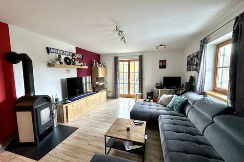 Helles Wohnzimmer mit Kaminanschluß - 2 Zimmer Etagenwohnung zum Kaufen in Pürgen