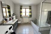Bad mit Fenster, Dusche und Badewanne - Etagenwohnung mit 67,40 m&sup2; in Pürgen zum Kaufen