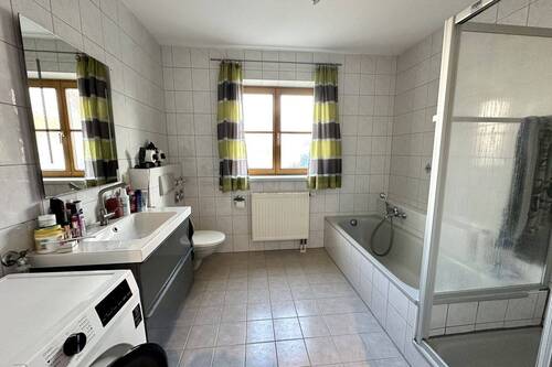Bad mit Fenster, Dusche und Badewanne - Etagenwohnung mit 67,40 m&sup2; in Pürgen zum Kaufen