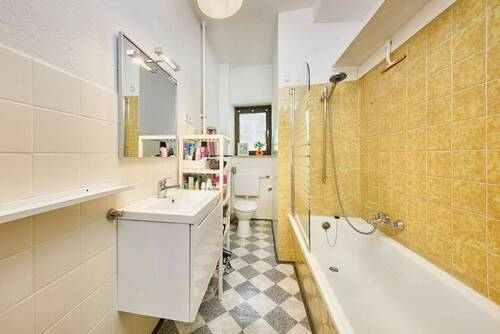 Badezimmer mit Fenster - 