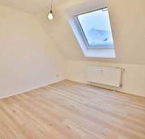 Frisch renoviert! 1 Zimmer im Dachgeschoss m. Küche RE - Bremerhaven Lehe