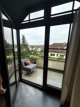 Blick zum Balkon - Wohnzimmer, Modern - (KI generiert) - 
