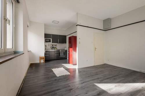 Offene Wohnküche - Modernisierungsbedürftige 2-Zimmer-Wohnung in Bestlage von Düsseldorf-Düsseltal - Nähe Zooviertel