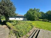 Blick zu den Stallungen (Garagen) - 