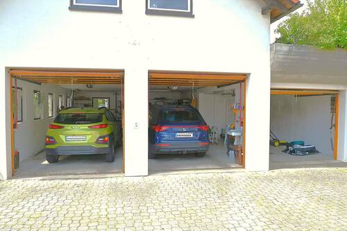 3 er Garage mit Fenster und WT ü Hauswasserwerk - 