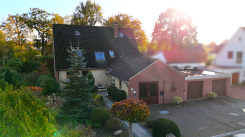 Vorderansicht - Großes Einfamilienhaus mit Doppelgarage in Sackgassenlage