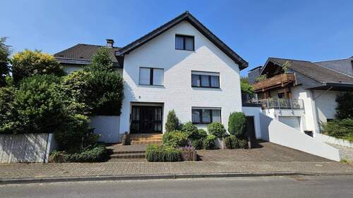 Vorne - Großzügiges Einfamilienhaus mit ELW und Wohlfühlatmosphäre in begehrter Wohnlage von Odenthal