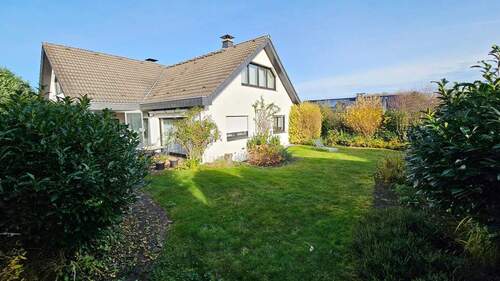 Aussen hinten - 7 Zimmer Einfamilienhaus in Odenthal